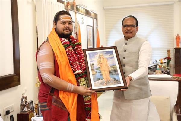 मुख्यमंत्री श्री चौहान से श्री स्वात्मानंदेन्द्र सरस्वती महास्वामी ने की भेंट