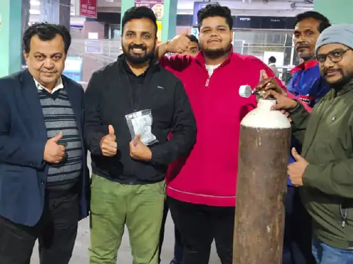 ट्रेन में पेशेंट के लिए पहुंचाया ऑक्सीजन सिलेंडर:ब्रेन हेमरेज मरीज के लिए आधी रात को उठे मदद के हाथ