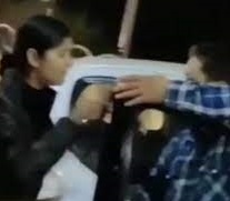 युवतियों का सड़क पर हंगामा, कार ड्राइवर पर हॉर्न बजाकर छेड़ने का आरोप; युवक बोला- पुलिस ने मेरी नहीं सुनी