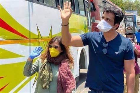सोनू सूद एक बार फिर बने मसीहा:वीडियो कॉल के जरिए की जरूरतमंदों की मदद, यूजर्स बोले- इंसान के रूप में भगवान हो आप