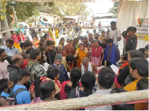 भूख हड़ताल पर बैठे ‘गांधी’ पर हमला:बाइक सवार युवक आया और बेल्ट से मारा, लोगों ने मचाया हंगामा