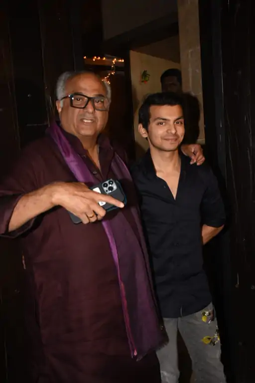 जान्हवी के रूमर्ड बॉयफ्रेंड के साथ दिखे पापा बोनी कपूर:अनिल कपूर के बर्थडे पार्टी में आए शिखर