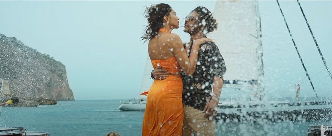 कंट्रोवर्सी के बीच पठान के OTT राइट्स बिके:अमेजन प्राइम से साथ हुई 100 करोड़ में डील! विवादों का नहीं पड़ा असर