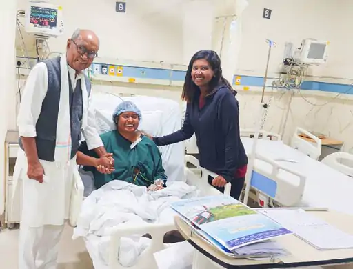 महिला यात्री को हुई तकलीफ तो दिग्गी ने निभाया फर्ज:भारत जोड़ो यात्रा में चल रही महिला के पेट से निकले चार स्टोन