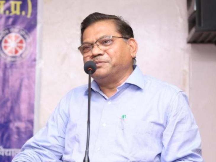 फरार प्राचार्य तक पहुंचना पुलिस के लिए बना पहेली:घर पर यस्पा किया नोटिस, गिरफ्तारी पर गृहमंत्री ने दिया आश्वासन