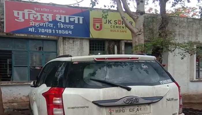 भिंड में कार के अंदर चल रहा था मेडिकल स्टोर:फूप में BMO ने महिला डॉक्टर की कार में पकड़ी दवाएं