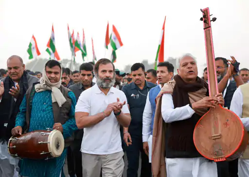MP में भारत जोड़ो यात्रा का आखिरी दिन:राहुल ने रास्ते में महिलाओं से बात की