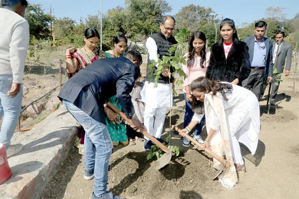 मुख्यमंत्री श्री चौहान के साथ पर्यावरण बचाओ-जीवन बढ़ाओ अभियान चलाने वाले शिक्षक श्री शंकर निराला ने किया पौध-रोपण