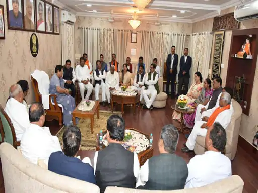 राजभवन पहुंचे सांसद-विधायक:फिर से विशेष सत्र बुलाकर SC वर्ग का आरक्षण 13 से 16 प्रतिशत किए जाने की राज्यपाल से मांग