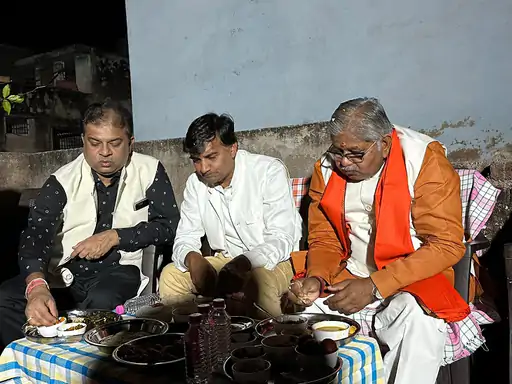 BJP की डिनर डिप्लोमेसी:कार्यकर्ता के घर भोजन करने पहुंचे धरमलाल, नुक्कड़ सभा में बृजमोहन ने भरा जोश