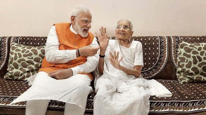 पीएम मोदी की मां हीरा बा के निधन पर कंगना-अक्षय ने जताया दुख