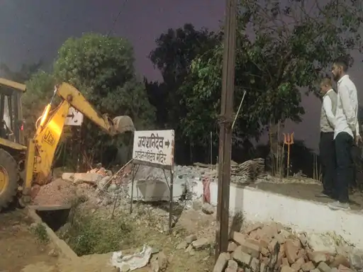मंदिर के नाम पर अवैध अतिक्रमण हटाया गया:देर रात तक चला निगम का बुलडोजर