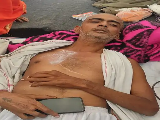 हड़ताल पर बैठे ‘गांधी’ को मनाने पहुंचे आबकारी अफसर:आज शराब दुकान हटाने पर फैसला नहीं आया तो आत्मदाह की चेतावनी