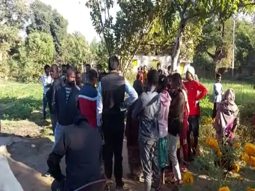 लकड़ी ड्रिल करने वाले औजार से छेद दिया गला:दरवाजे पर युवक की खून से लथपथ मिली लाश