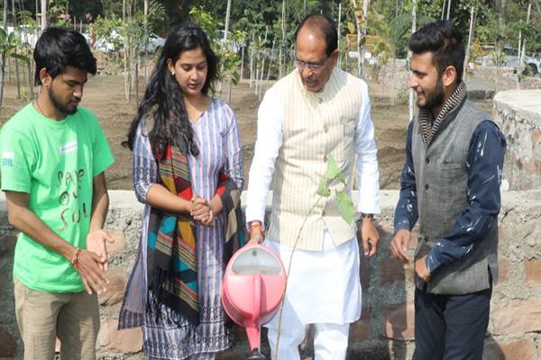 मुख्यमंत्री श्री चौहान ने किया पौध-रोपण