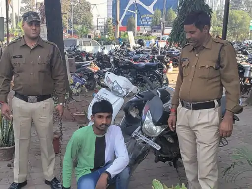 चोरी की 2 बाइक के साथ आरोपी गिरफ्तार:मरीन ड्राइव पर ग्राहक की कर रहा था तलाश; पुलिस को नहीं दिखा सका कोई दस्तावेज