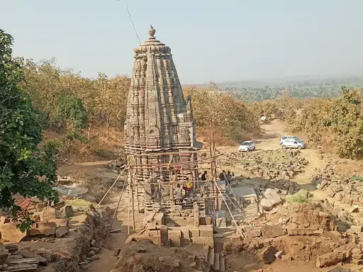 300 साल बाद बाहर आया मंदिर:सीहोर में खुदाई में मिले 11वीं सदी के अवशेष, इन्हें जोड़कर मंदिर बनाए जा रहे