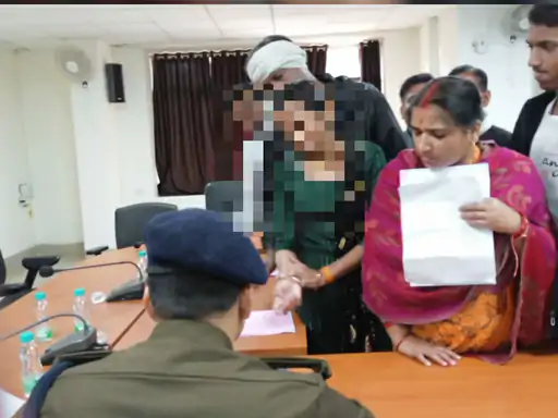 महिला को साथी कर्मचारियों ने पीटा:मारपीट के केस में राजीनामे के लिए डाल रहे दबाव
