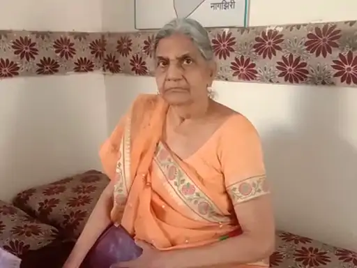बुजुर्ग महिला के साथ ठगी :दो ठगों ने बातों में उलझाकर सोने की चूड़ी पार कर दी