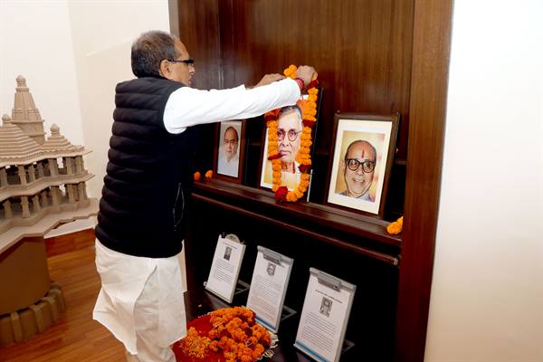 मुख्यमंत्री श्री चौहान ने किया विभूतियों को नमन