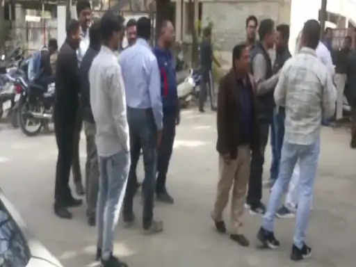 हॉस्पिटल के सामने कार पार्किंग को लेकर हंगामा:दो डॉक्टरों के बीच हुआ जमकर विवाद