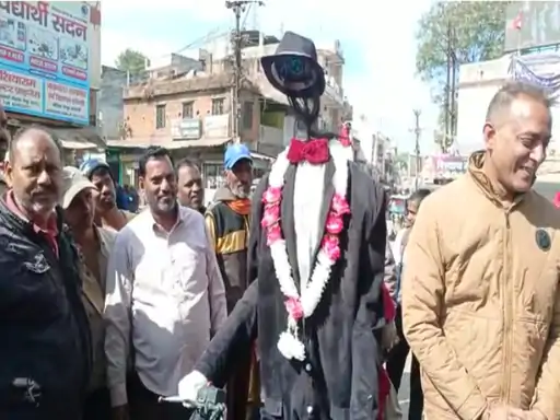 बाइक चलाता दिखा बिना सिर वाला आदमी:जादूगर आनंद ने लोगों से की यातायात नियमों का पालन करने की अपील