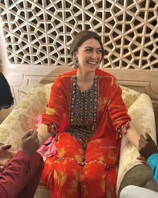 हंसिका मोटवानी के प्री-वेडिंग फंक्शन्स हुए शुरू:मेहंदी सेरेमनी में दिखा बेहद सिंपल लुक