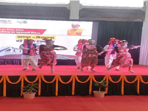 रेलवे के अफसरों ने राज्य गीत का किया अपमान:वंदे भारत ट्रेन के स्वागत में गाए अरपा पैरी के धार, अधिकारी बैठकर खाते रहे काजू-बादाम
