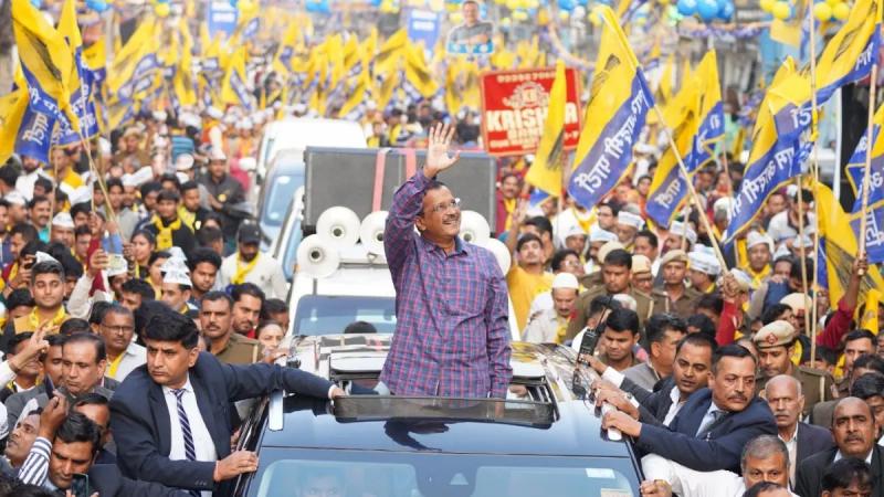 केजरीवाल की रैली में 20 नेताओं का मोबाइल चोरी:MCD चुनाव को लेकर रोड शो कर रहे थे CM