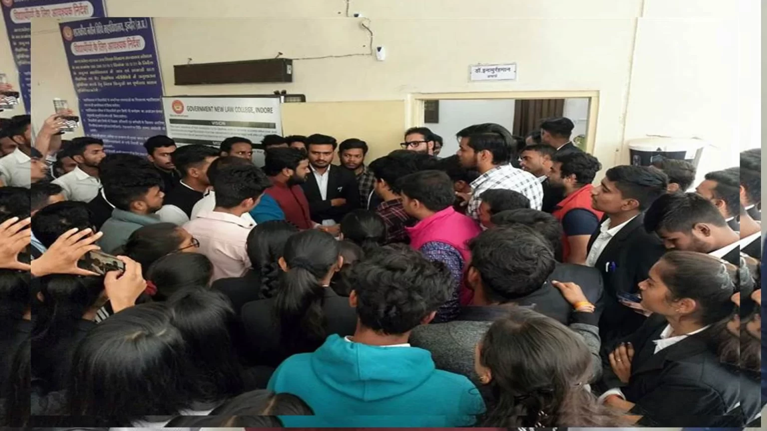 प्रोफेसरों पर कॉलेज में धार्मिक कट्टरता फैलाने का आरोप, हंगामे के बाद किया छह को निलंबित