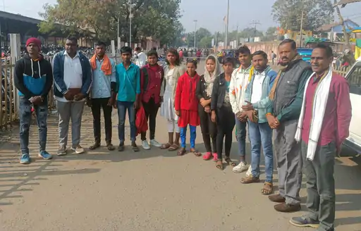 गुजरात में बंधक रहे MP के बेटे-बेटियों का दर्द:12-12 घंटे खड़े रहकर बिना छुट्टी काम कराया, रुपए मांगने पर मिलती थी मार