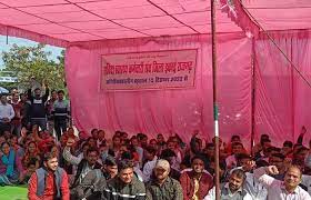 गाना गाकर डॉक्टर ने CM से लगाई मदद की गुहार:कहा- संविदा के दलदल से हमें बाहर निकालो मामाजी