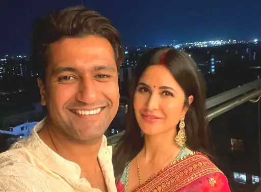 कटरीना- विक्की ने इकोनॉमी क्लास में किया सफर:फैंस को भा गई कपल की सादगी, बोले- कटरीना आप बहुत ही डाउन टू अर्थ हैं