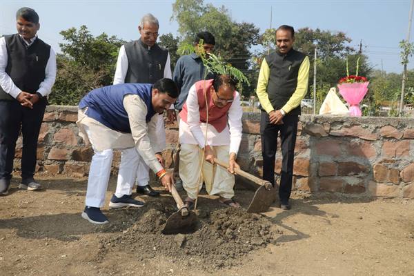 मुख्यमंत्री श्री चौहान ने स्मार्ट सिटी उद्यान में रोपे पौधे