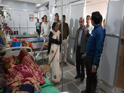 अवैध रूप से संचालित हॉस्पिटल सील:गंदगी देख भड़के CMHO, बोले- हॉस्पिटल है या नर्क