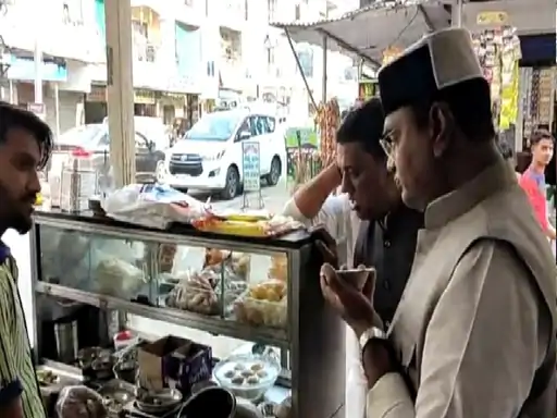 MP में पानी पूरी पॉलिटिक्स:शिवराज के मंत्रियों ने सड़क पर खाई पानी पूरी