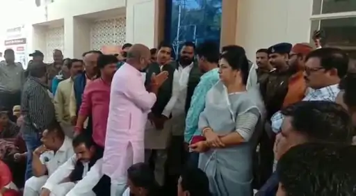 घर तोड़ने का अल्टीमेटम, लोगों ने घेरा कलेक्ट्रेट:कांग्रेस विधायक ने SDM के हाथ जोड़े, पैर पड़े; बोले- गरीबों के घर नहीं उजाड़ें