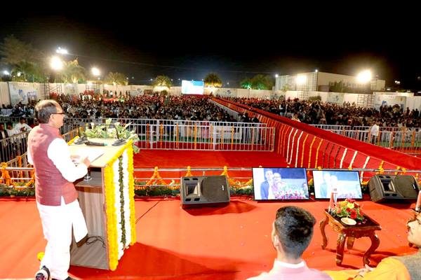 प्रवासी भारतीय सम्मेलन और ग्लोबल इन्वेस्टर्स समिट के सफल आयोजन से अभिभूत मुख्यमंत्री श्री चौहान ने कहा कि इंदौर बन गया है ग्लोबल सिटी