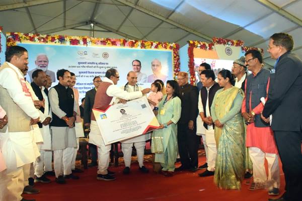 गरीबों के कल्याण के लिये मध्यप्रदेश सरकार कर रही है बेहतर कार्य : केन्द्रीय रक्षा मंत्री