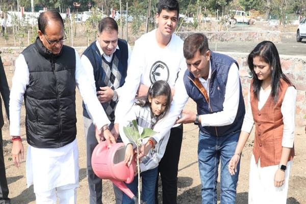 मुख्यमंत्री श्री चौहान ने भोज मंथन संस्था के प्रतिनिधियों के साथ पौध-रोपण किया