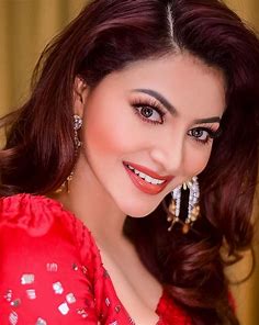 जैसे ही बोलने के लिए उठीं उर्वशी रौतेला, ऋषभ पंत के नारे लगने हो गए शुरू..फिर जो हुआ मजेदार है