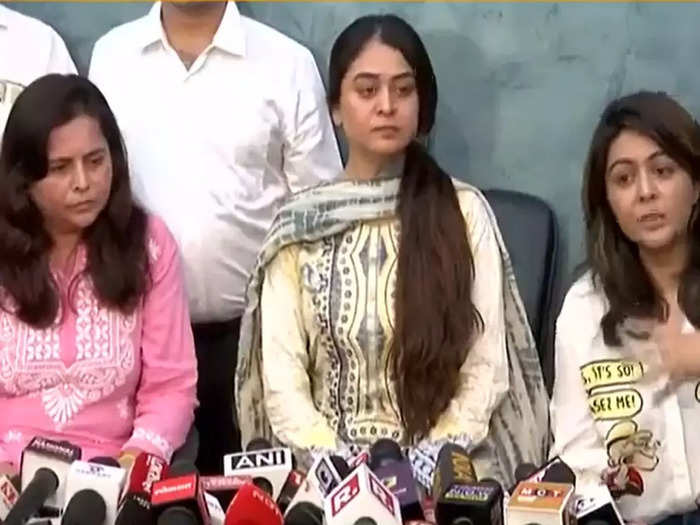 शीजान की बहनों का दावा- तुनिषा के मां से नहीं थे अच्छे संबंंध, शो का हिस्सा है हिजाब वाली फोटो