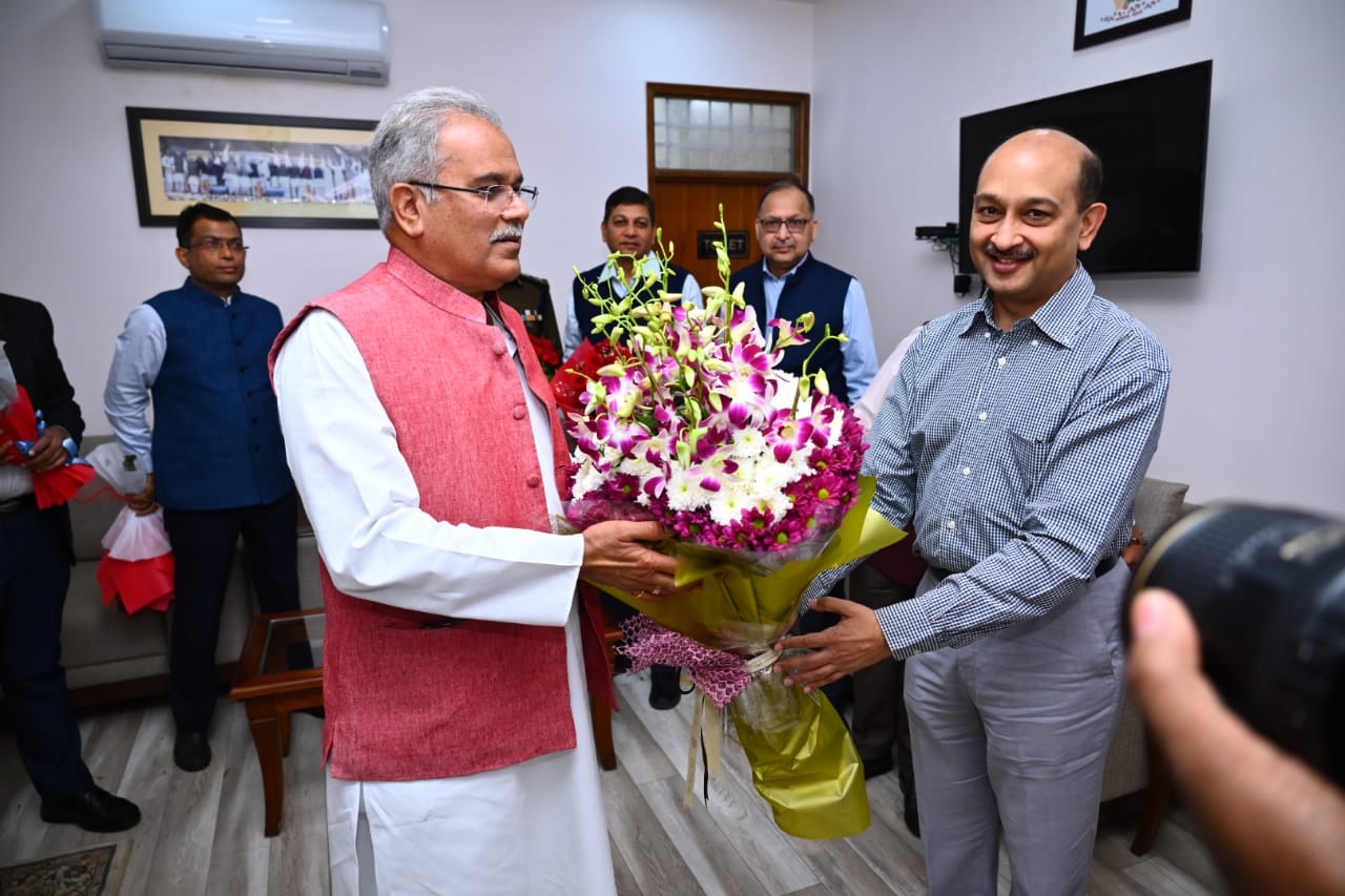 रायपुर : मुख्यमंत्री श्री भूपेश बघेल को जनप्रतिनिधियों और अधिकारियों ने दी नववर्ष 2023 की शुभकामनाएं