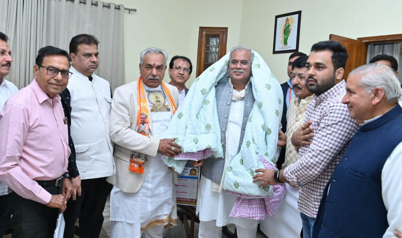 रायपुर : मुख्यमंत्री को शदाणी दरबार की ओर से नववर्ष पर भेंट किया गया सरोपा