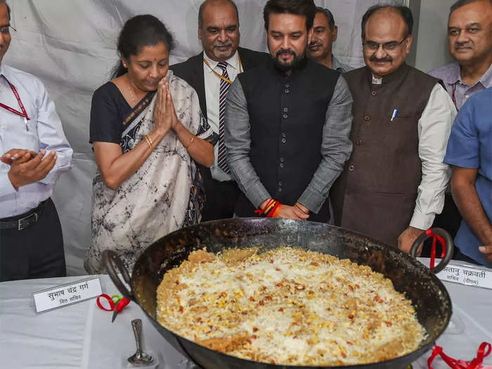 बजट से पहले बड़ी सी कढ़ाही में क्यों बनाया जाता है हलवा? क्या है इसके पीछे राज?