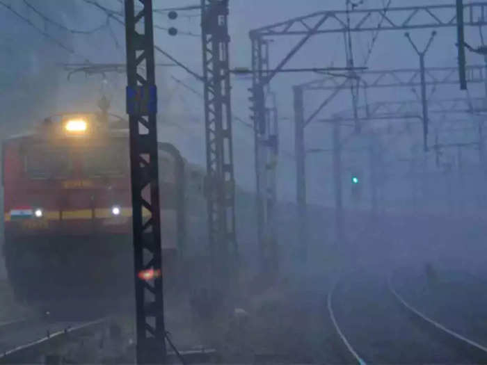 सामान बांधने से पहले देख लीजिए यह लिस्ट, छह घंटे तक की देरी से चल रही हैं ट्रेनें