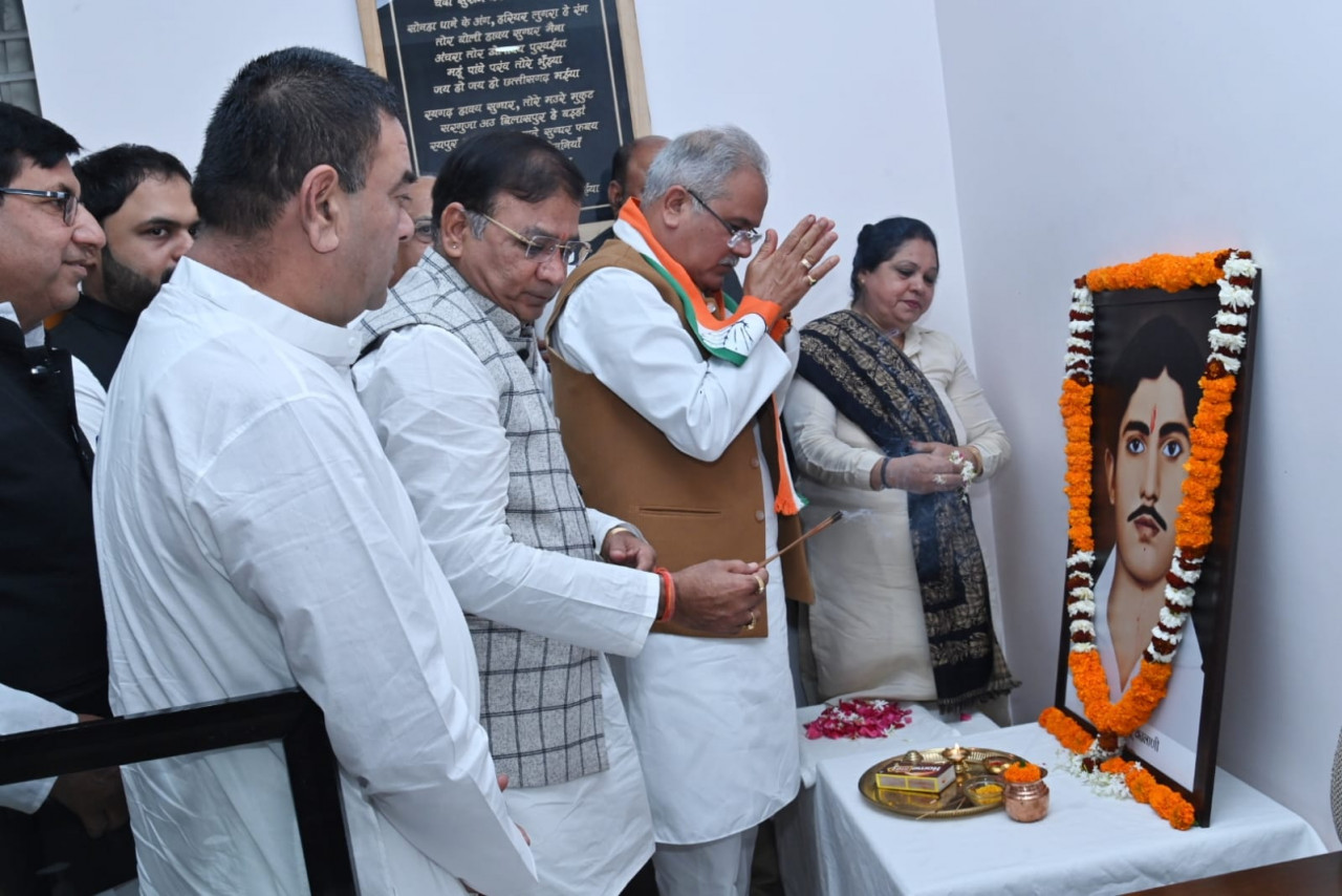 रायपुर : मुख्यमंत्री ने अमर शहीद श्री हेमू कालाणी के शहादत दिवस पर उन्हें किया नमन