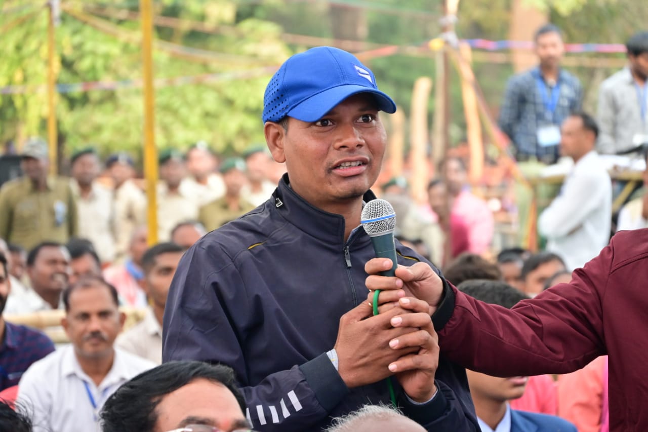 रायपुर : मुख्यमंत्री से बात करते हुए रंजना निवासी केशव सिंह मरकाम ने बताया कि मेरे पास 18 एकड़ जमीन है
