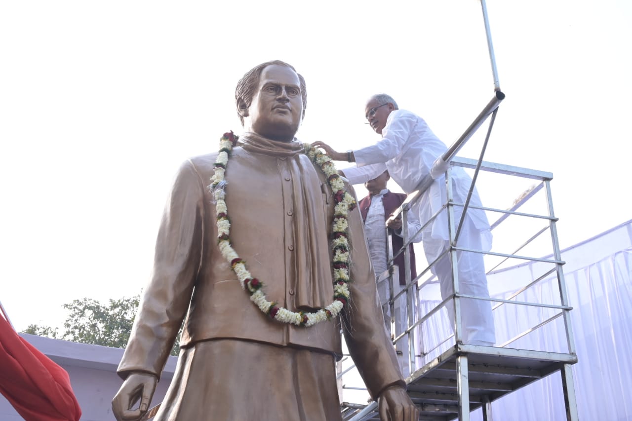रायपुर : मुख्यमंत्री श्री भूपेश बघेल ने पूर्व प्रधानमंत्री भारत रत्न स्व. श्री राजीव गांधी की आदमकद प्रतिमा का किया अनावरण