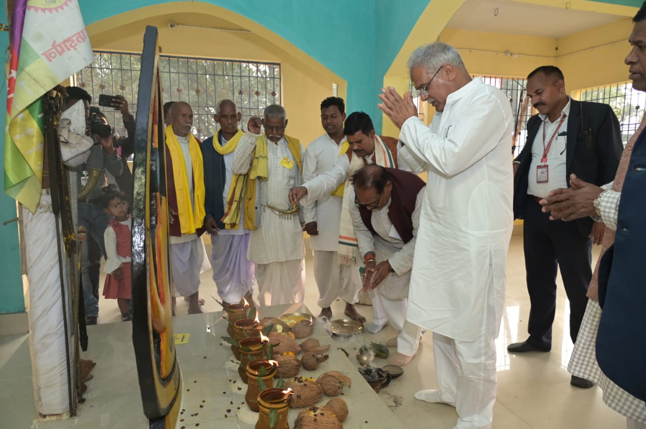 रायपुर : मुख्यमंत्री श्री बघेल ने आदिवासी समाज के देवता बड़ा देव की पूजा की